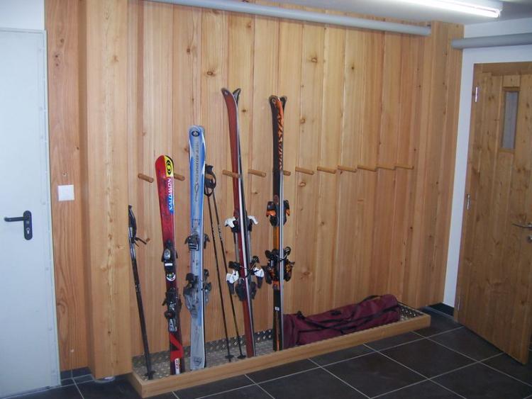 Wandverkleidung in Lärche-Massivholz / Skikeller-Ausstattung