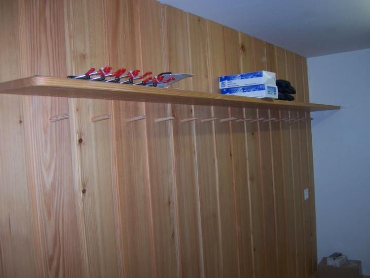 Wandverkleidung in Lärche-Massivholz / Skikeller-Ausstattung