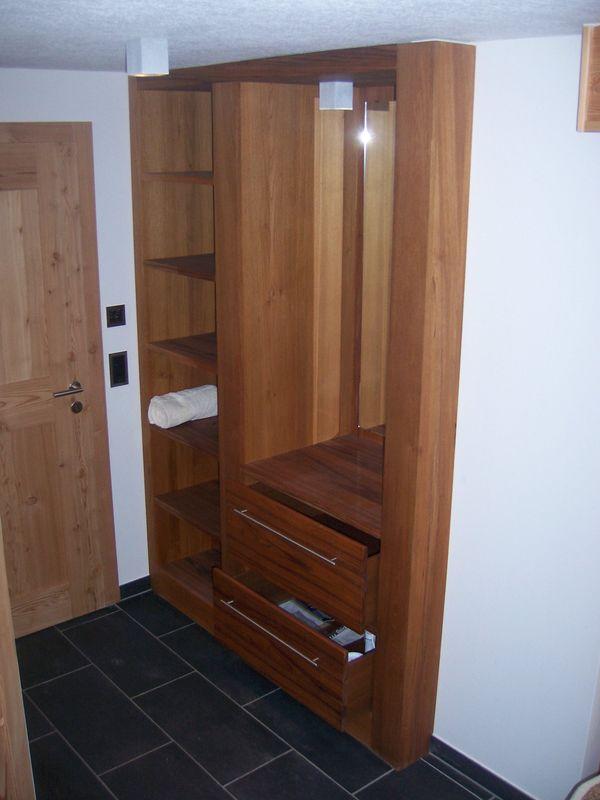 Garderobenschrank in Teak-Massivholz, eingepasst in Nische