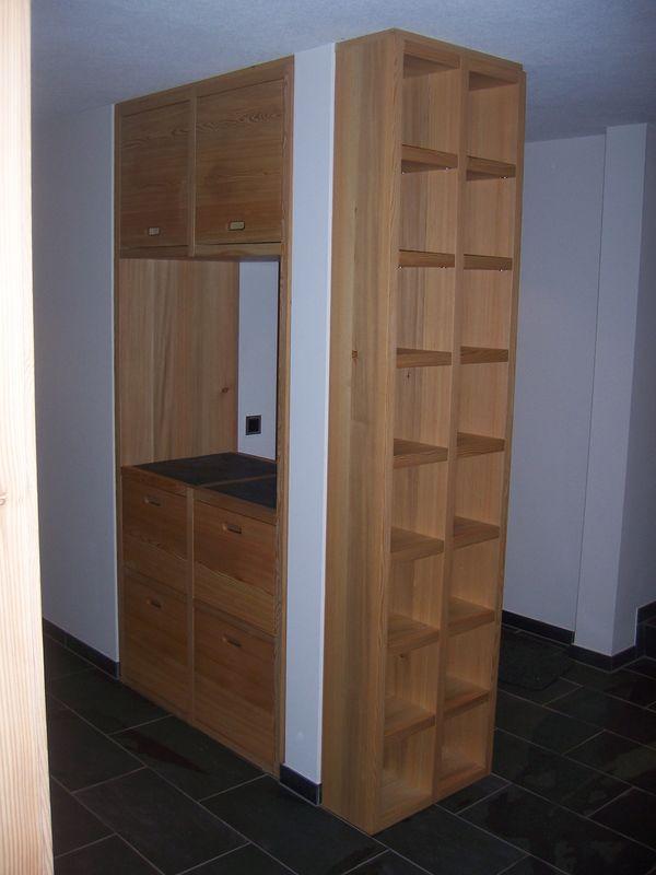 Schrank eingepasst zwischen Wand und Stütze, in Lärche-Massivholz mit Schiefer-Abdeckplatten