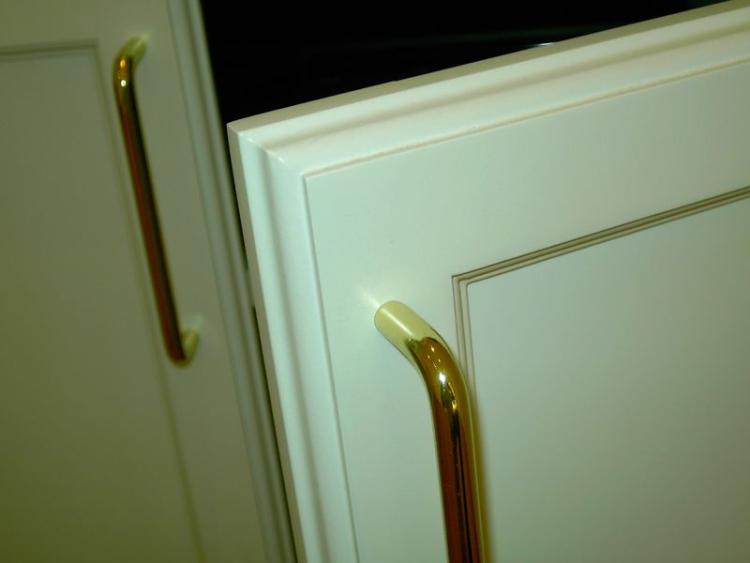 Eingepasster Eckschrank als Fernsehschrank, weiß lackiert, Türen profiliert