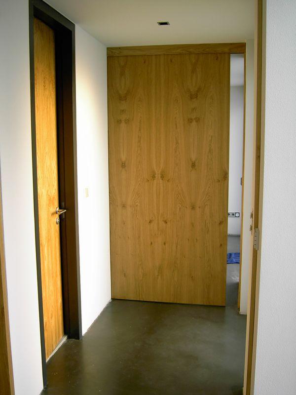 Türe in astigem Eichenholz