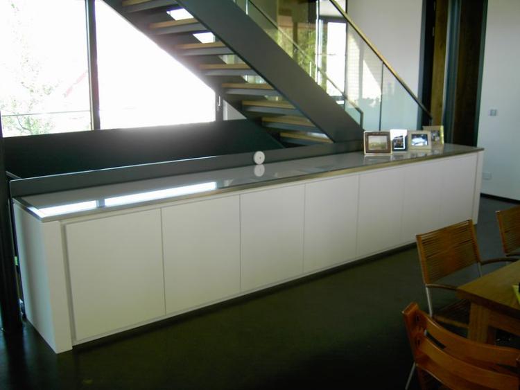 Sideboard, weiß lackiert, Deckplatte bestehend aus Edelstahlrahmen mit Glasplatte
