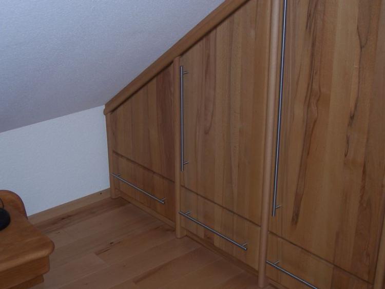 Kleiderschrank in Dachschräge eingebaut, Front in massiver Kernbuche