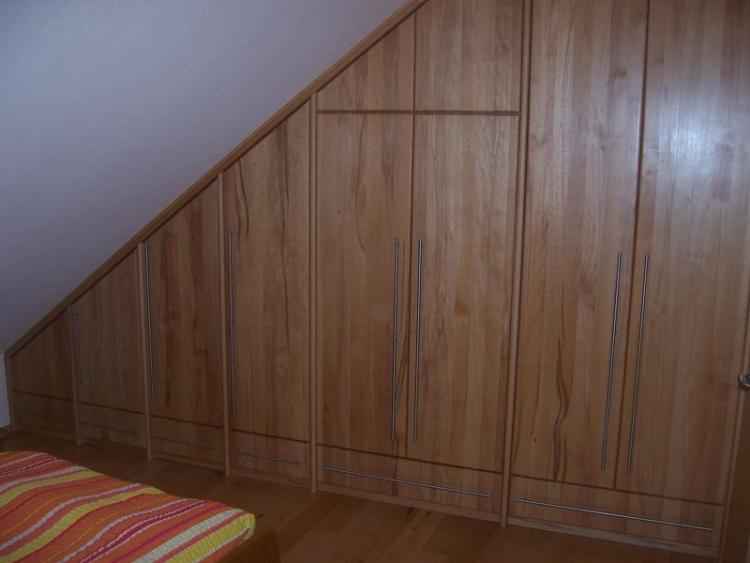 Kleiderschrank in Dachschräge eingebaut, Front in massiver Kernbuche
