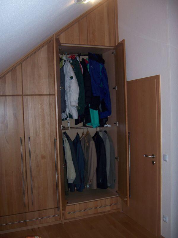 Kleiderschrank in Dachschräge eingebaut, Front in massiver Kernbuche