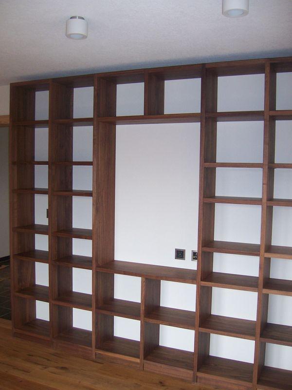 Regalwand aus Nussbaum-Massivholz