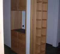 Schrank eingepasst zwischen Wand und Stütze, in Lärche-Massivholz mit Schiefer-Abdeckplatten