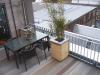 Terrasse aus Bangkirai- Holz, Blumenkübel dazu aus Lärche